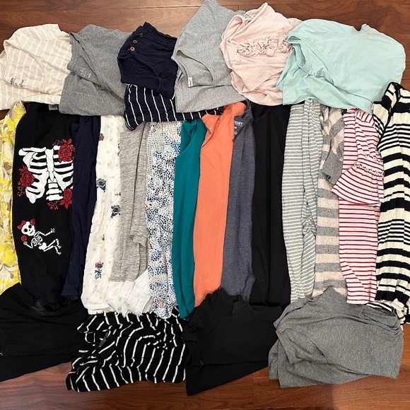 Lot of 25 Short Sleeve Maternity Shirts - Picture 1 of 1